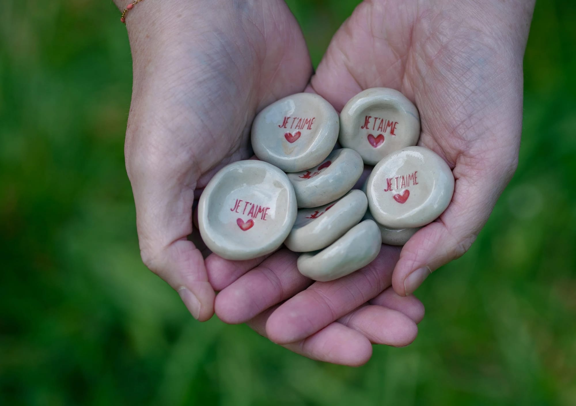 Worry stone Je t'aime, disponible sur le site l2ceramique.com